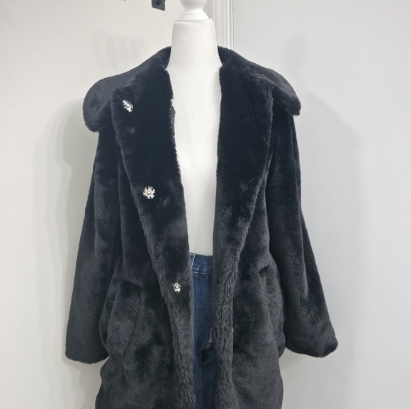 Women’s ELLE Classic Fit Black Faux Fur Jacket With Brooch Detail Size Small